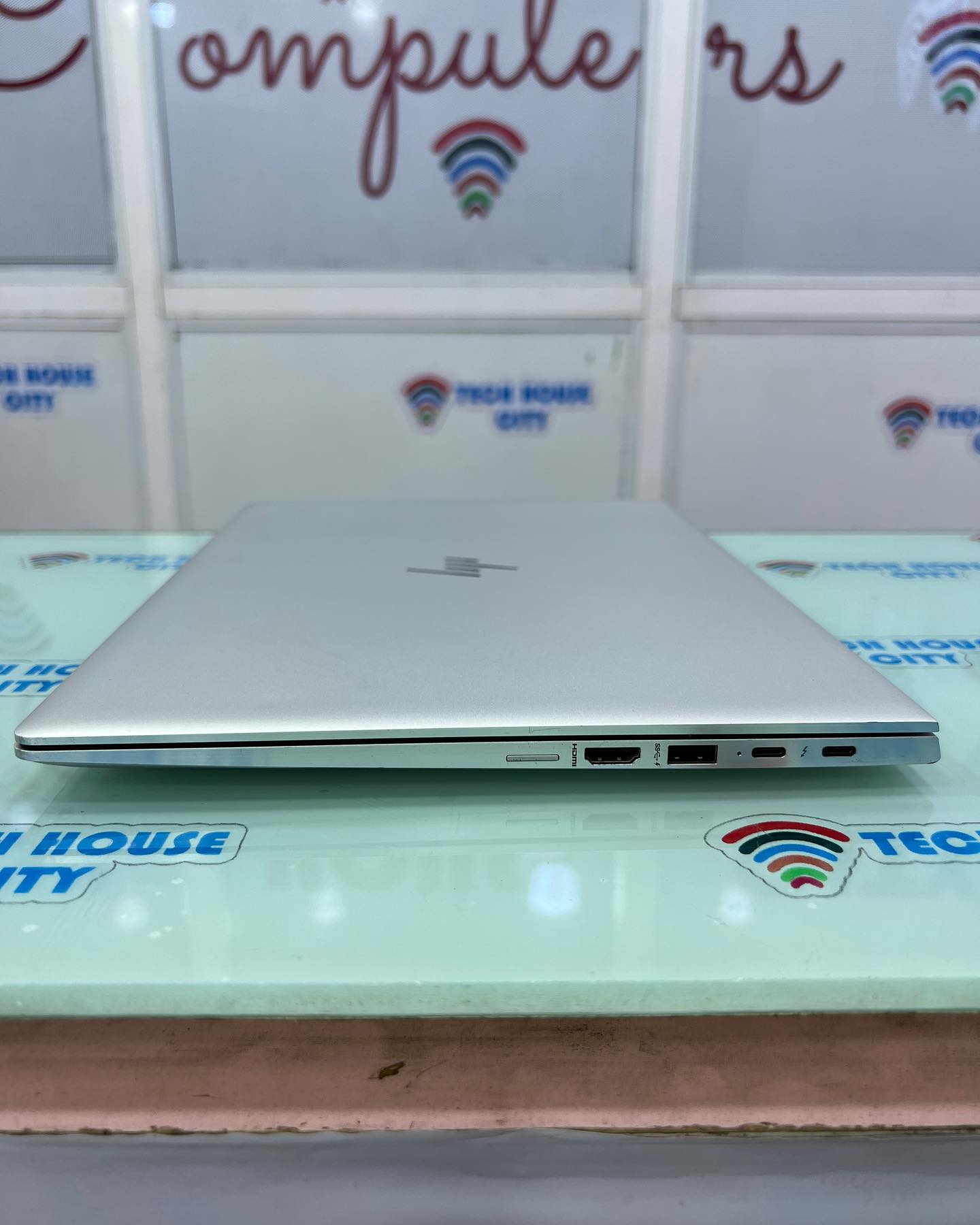 HP ELITEBOOK 1040 G4 – 7TH GEN – CORE i5- 8GB RAM
